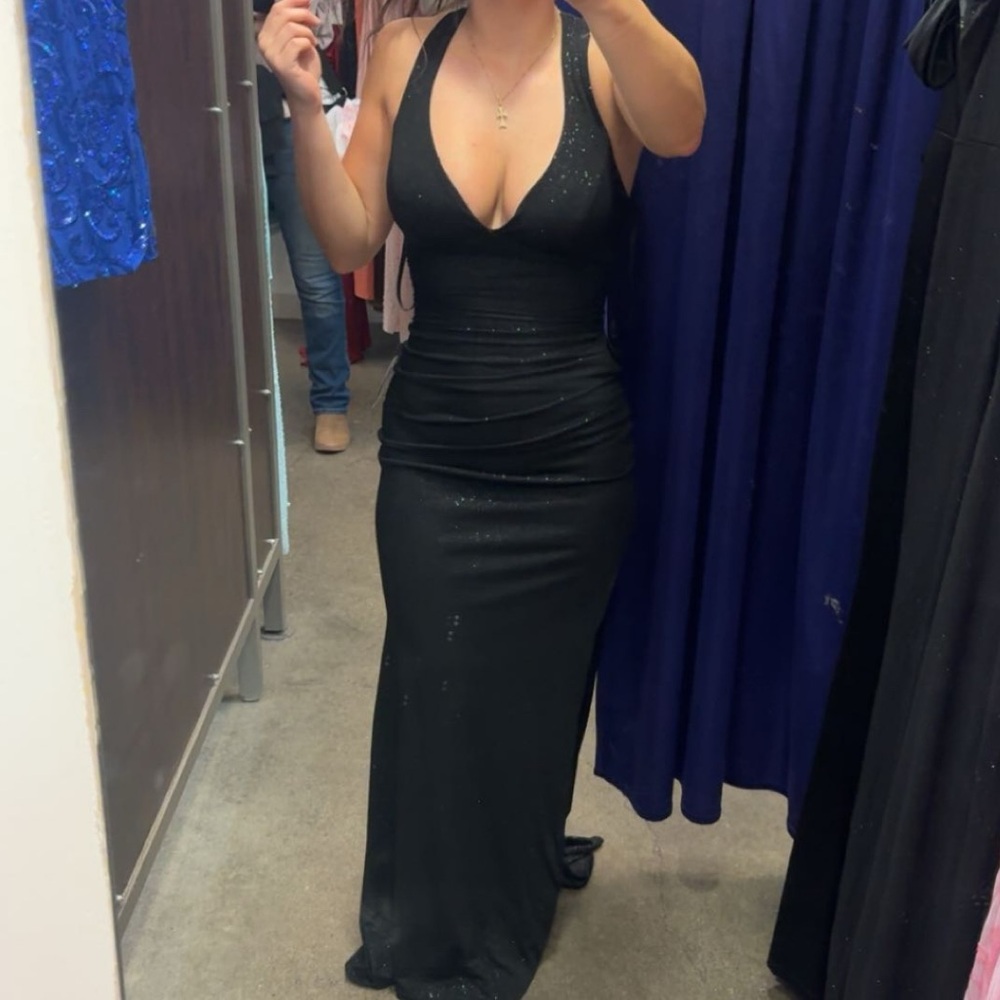 Elegant Black Evening Gown - Picture 1 of 3